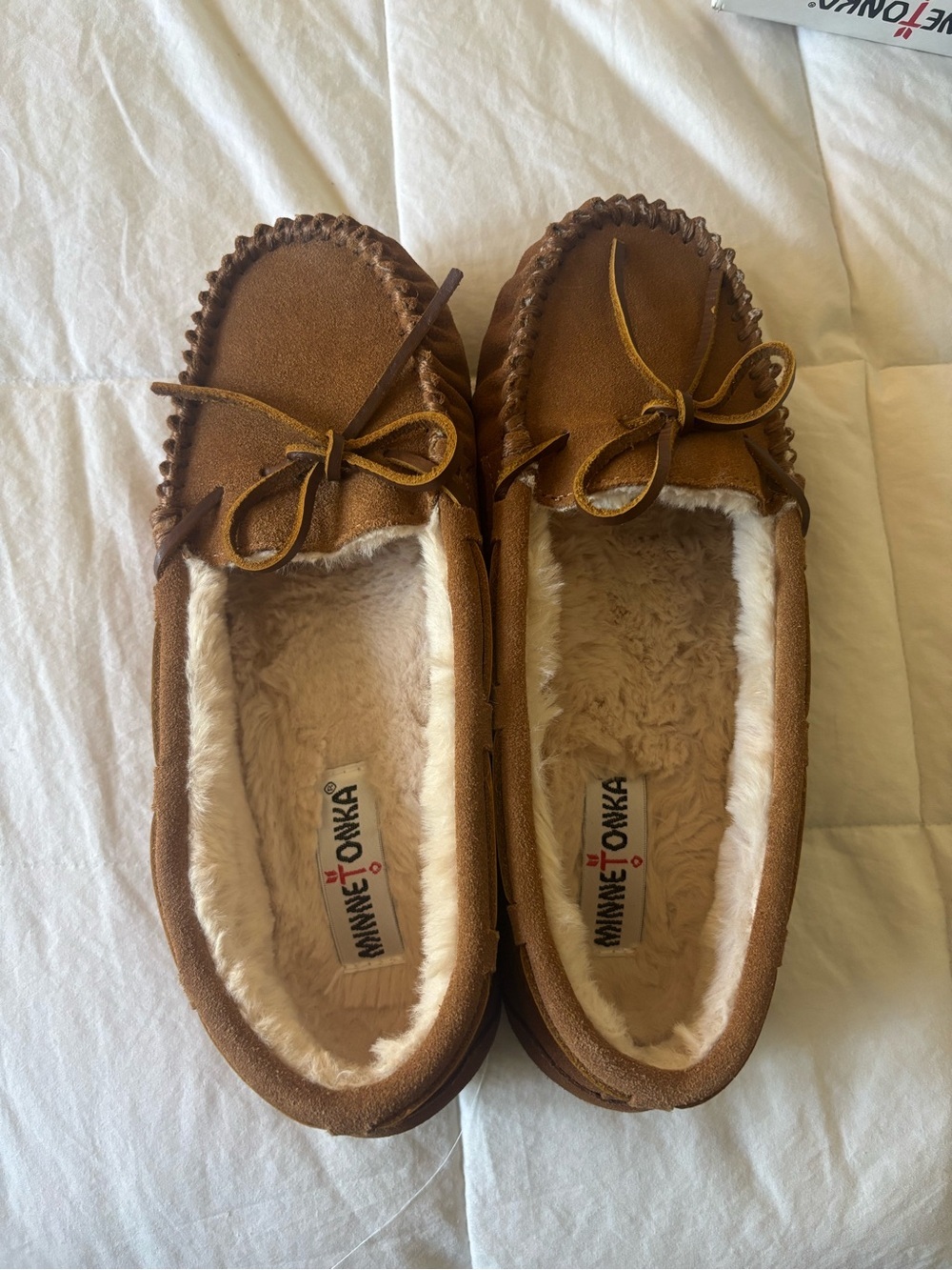 Minnetonka Chestnut Brown Suede Moccasin Slippers with Bow